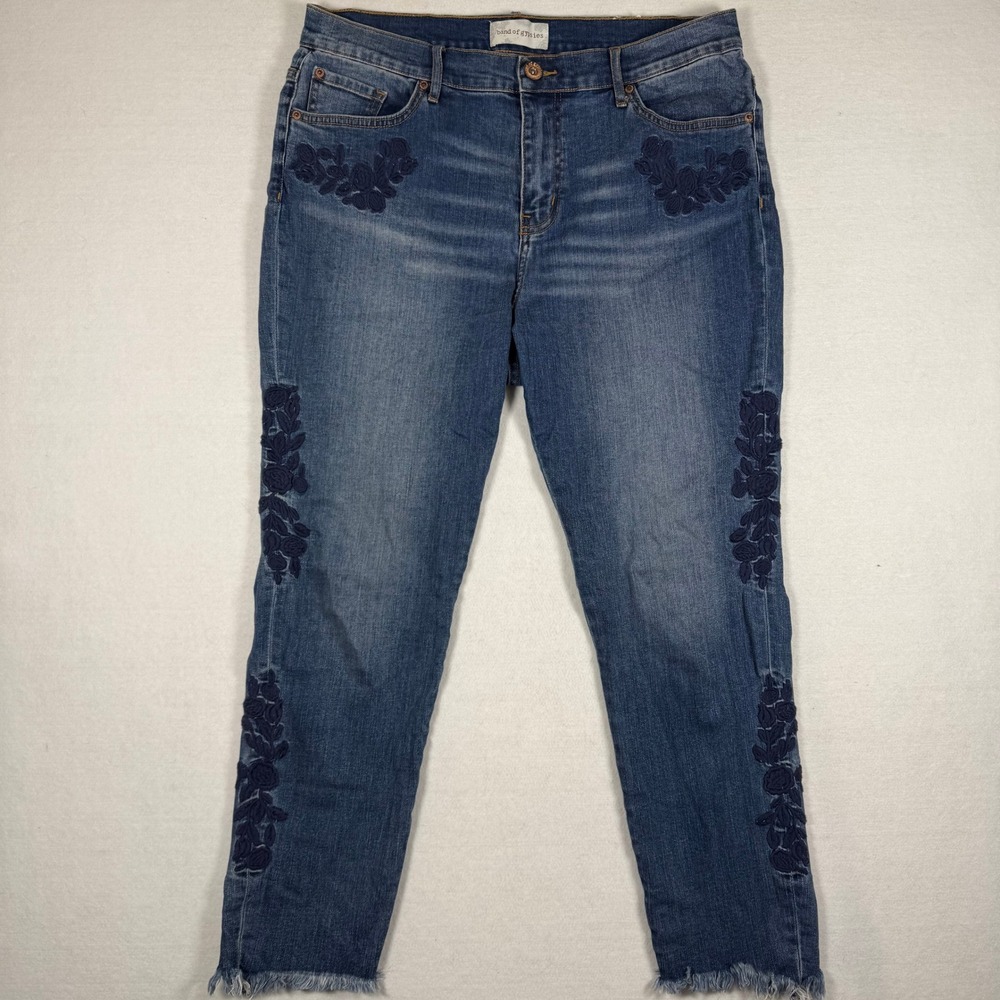 Band of Gypsies Floral Embroidered Raw Hem Cropped Jeans Blue Size 32
